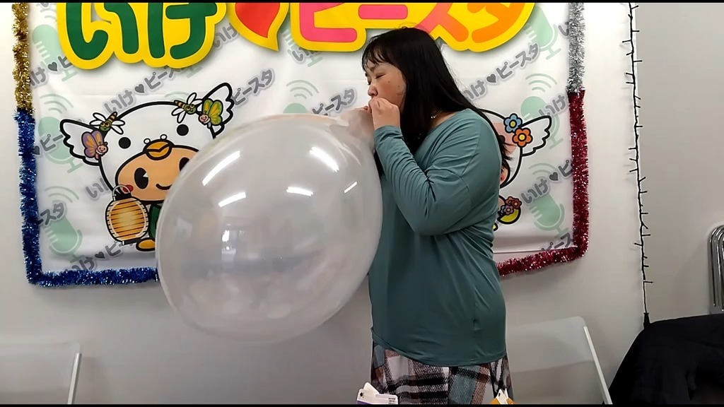 日本的女孩子吹透明的气球到爆破