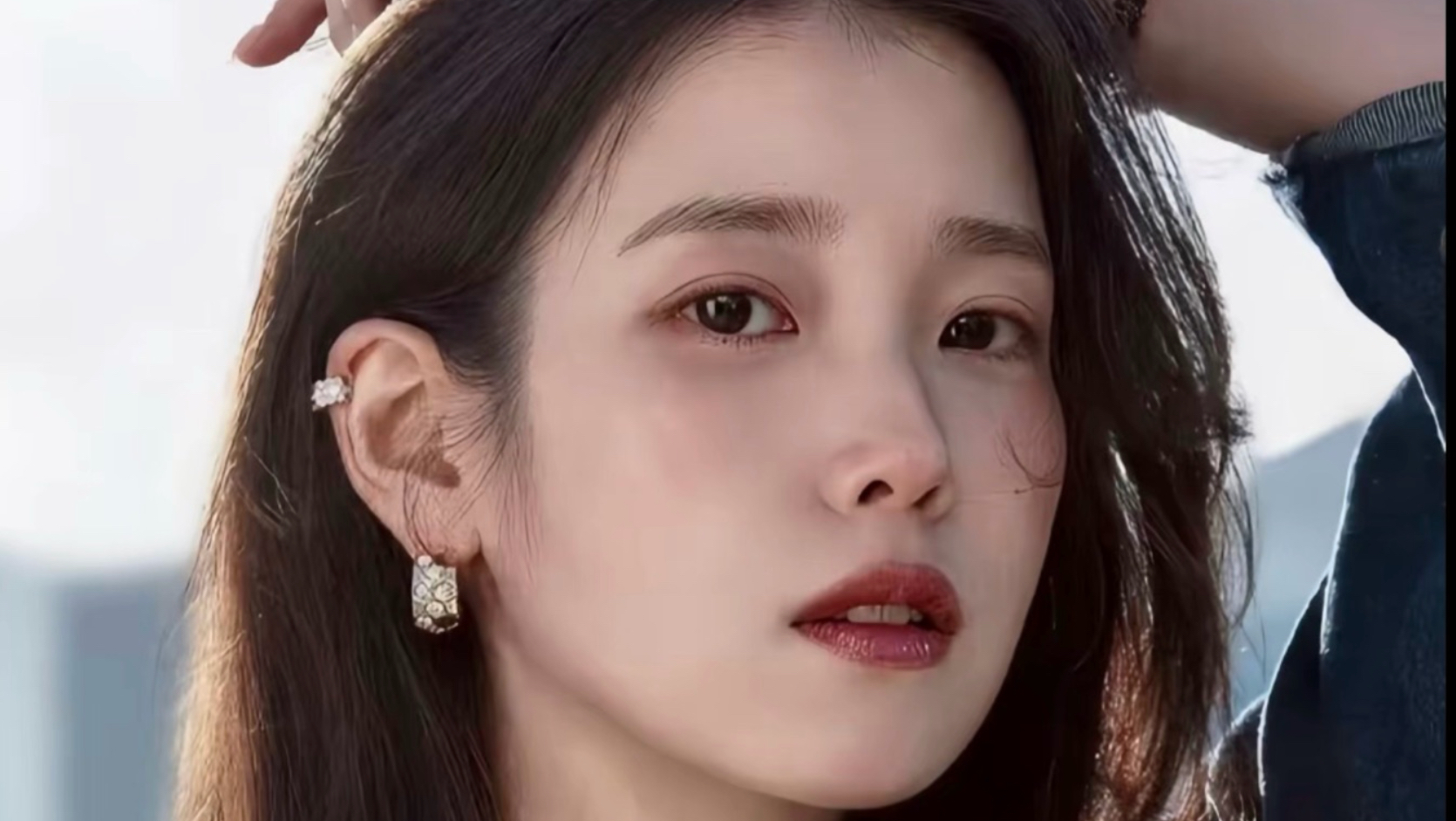 李知恩怼脸盯挑战