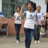 小学女生们在学校里给众同学表演《不要不要》之节目