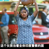 这个女孩当着全体印度警察的面，将一桶汽油淋在自己身上，随后点燃自己身上点燃
