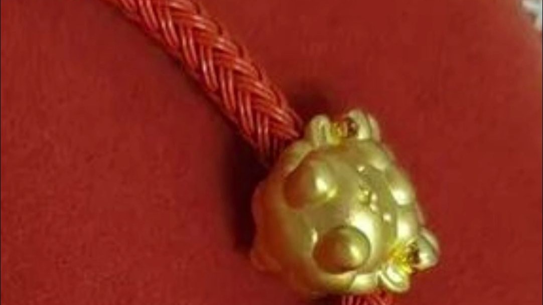 消费者购买周生生挂坠佩戴一天被刮花，送至检测机构却测出铁、银 钯等金属物质，周生生方表示愿意提供退货服务。