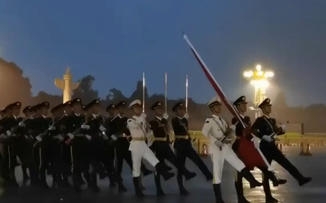 北京暴雨红色预警下的天安门升旗仪式震撼又感动。网友：这就是中国军人，风雨无阻！