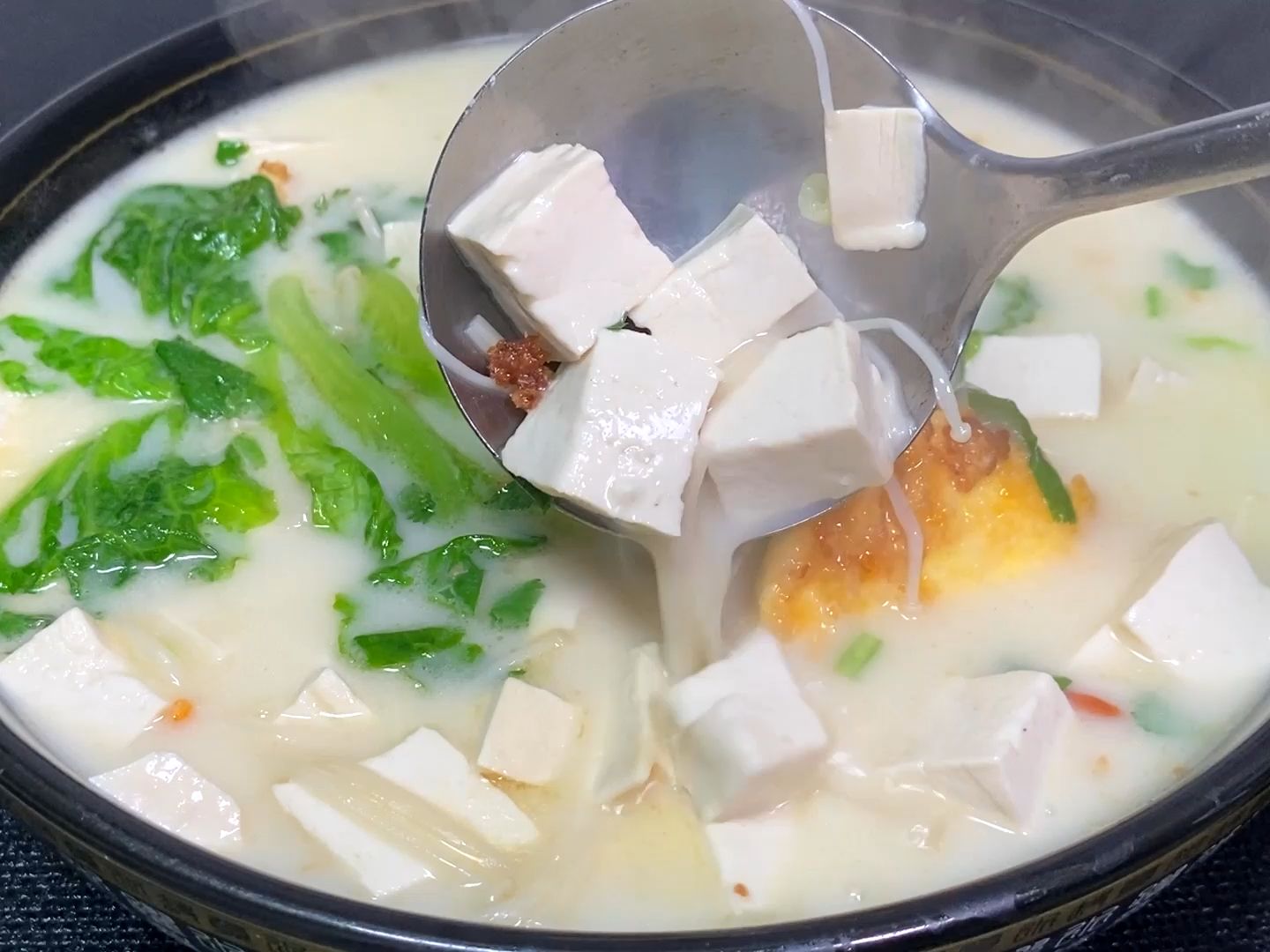 天冷最适合这道三鲜豆腐汤，营养丰富，汤鲜味美，暖心又暖胃