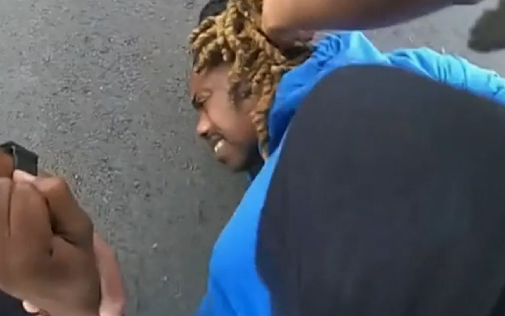 美国一名黑人截瘫男子被警察从车里强行拖出