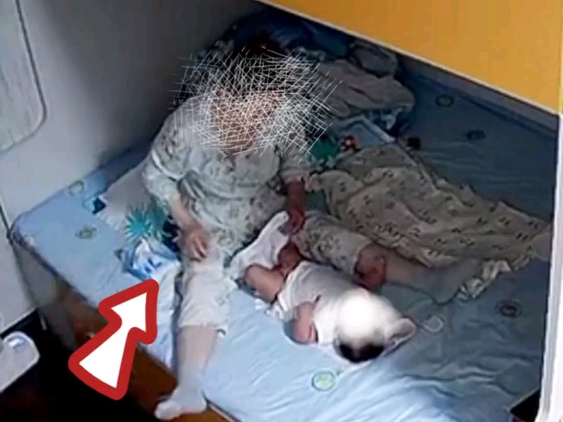 保姆多次用棉签捅宝宝的屁股，原本爱哭闹的宝宝变得安静老睡觉！