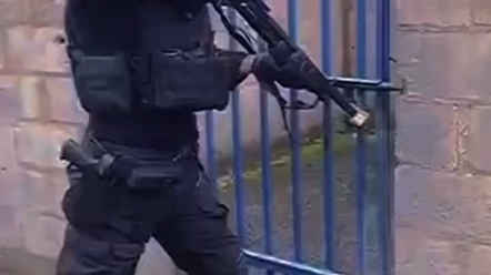 视频搬运，霰弹枪对门锁强力破拆。