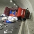 货车隧道内侧翻货物散落，司机被卡车厢无法爬出，执法员及时处置
