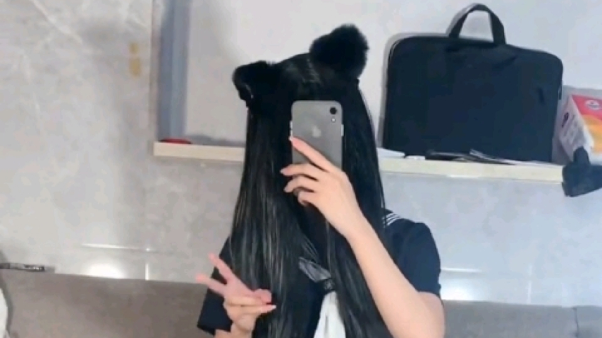 你的右手在干嘛呢