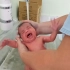新生儿的第一次洗澡，护士直接放在水龙头下冲，手法比洗菜还随意