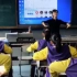 一段老师带领学生做课间韵律操《精忠报国》的视频，很有气势。