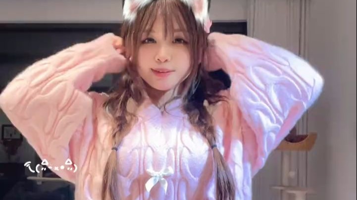 Here comes the little train! Don't go in there.