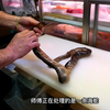 日本街头海鲜店，处理巨毒海蛇，师傅直接把蛇胆生吞了