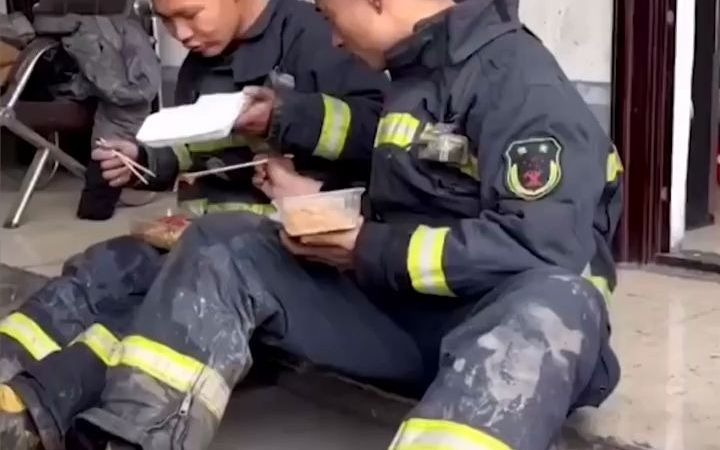 消防员灭火后坐地“分享”红烧肉 “挑肥拣瘦”