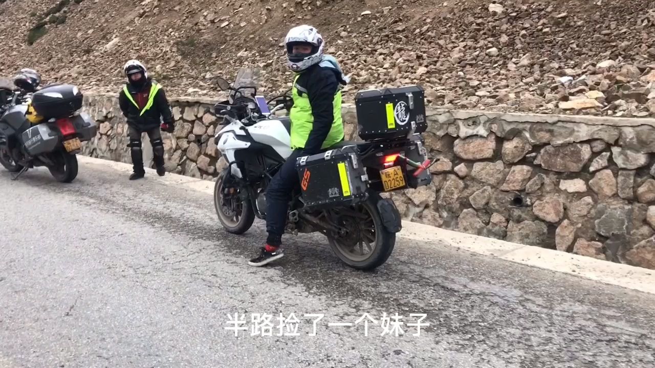 一个人骑摩托去西藏，路上捡了一个美女，我该怎么办，在线等办法