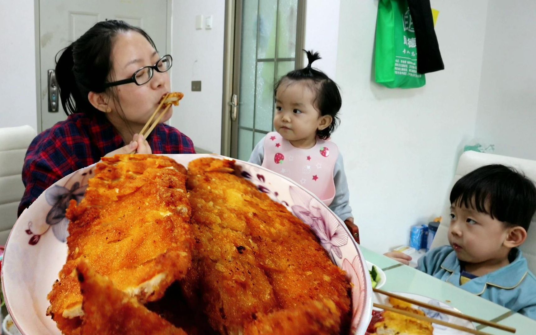 三妮做火爆全网的炸鸡排,一口下去焦香酥脆,一次炸四大块不够吃哔哩哔哩 (゜゜)つロ 干杯~bilibili