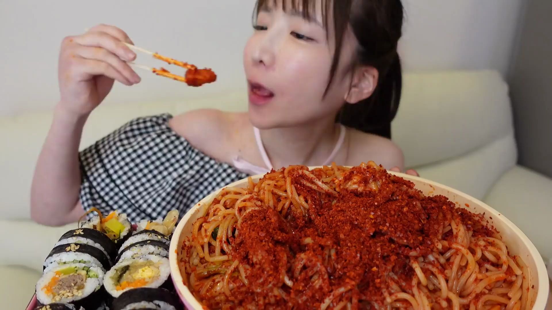 日本大胃王萌梓韩国超辣拌面寿司w