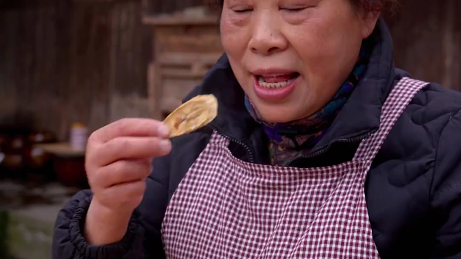 朋友送的香蕉太多了吃不完，我拿来做成三种零食吃