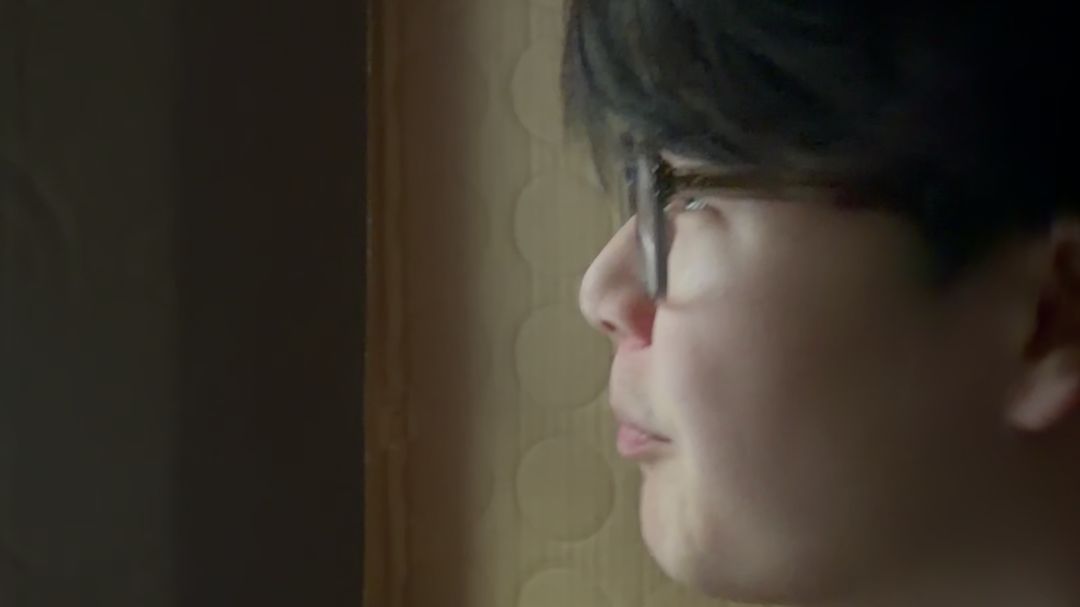 注意看，这个男人叫做小帅...