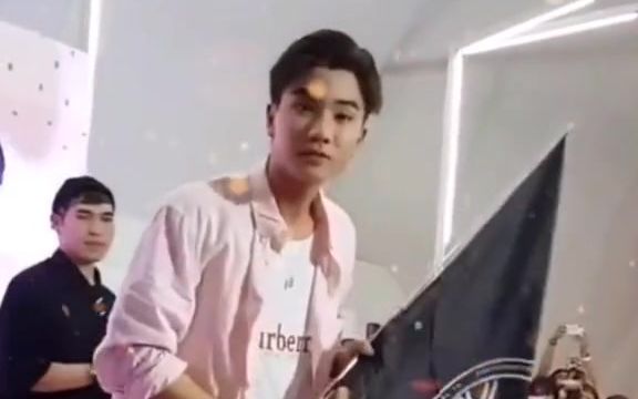 perthsaint泡芙亲扛龙虎旗这才是官配正主承认的懂吗