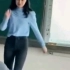 郑州一大学女老师现场教跳舞