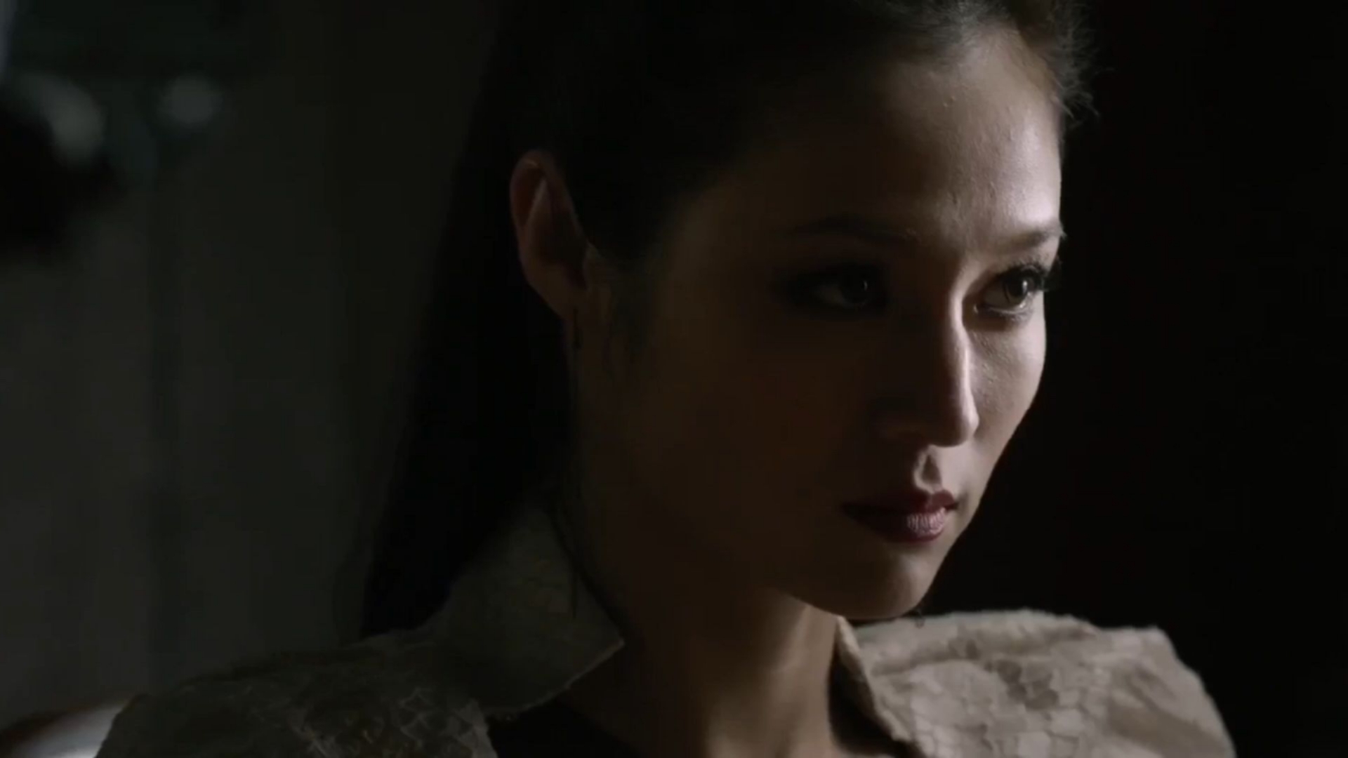 美女侠客与搭档在酒店御敌，被偷袭双双毙命，后尸体被尸检发现原因。