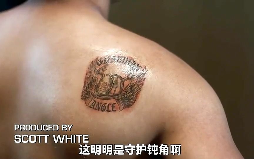 消防员纹了个新纹身，结果单词拼错了，守护天使纹成守护钝角