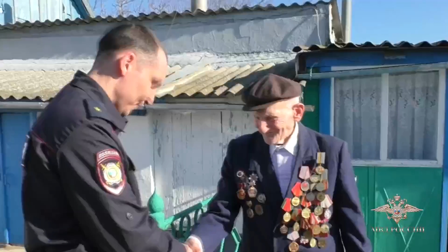 曾经攻克柏林的赫尔松99岁卫国战争老兵收到了俄罗斯护照