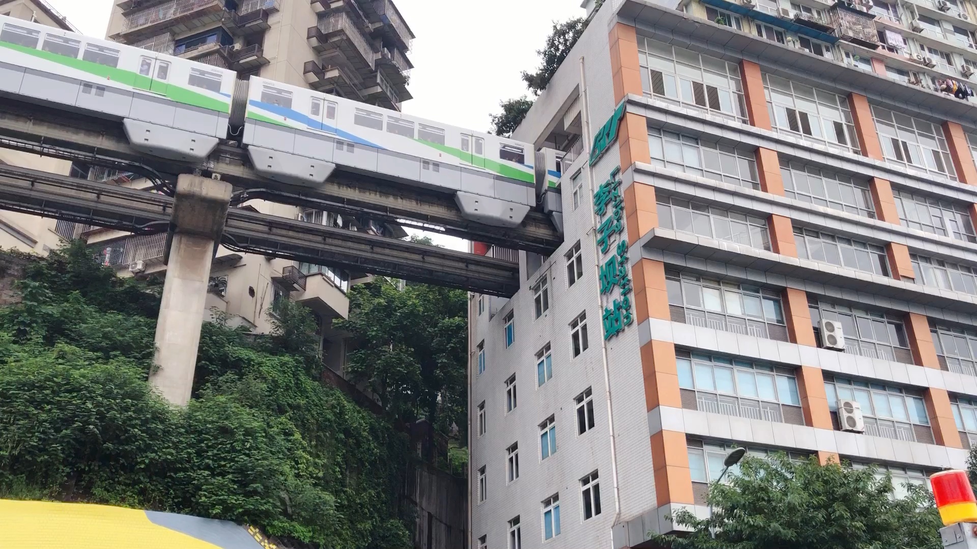 重庆网红轻轨 穿越居民楼、跨楼顶等精彩瞬间
