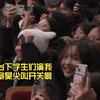 [章昊]台下的学生们演我啊，又帅又会唱歌的学长谁能忍住不尖叫呢🥰（忍不了一点），这个校园突击目测又是圈粉现场呢