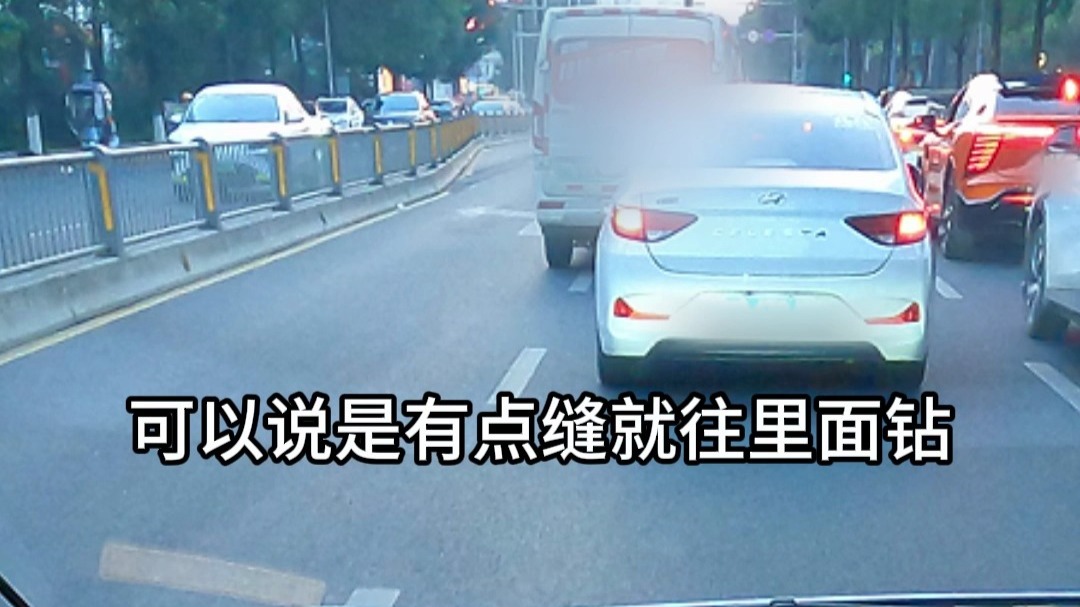 人行道上不是还很宽敞吗