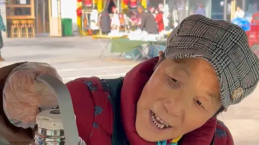 老太太还看人下菜啊