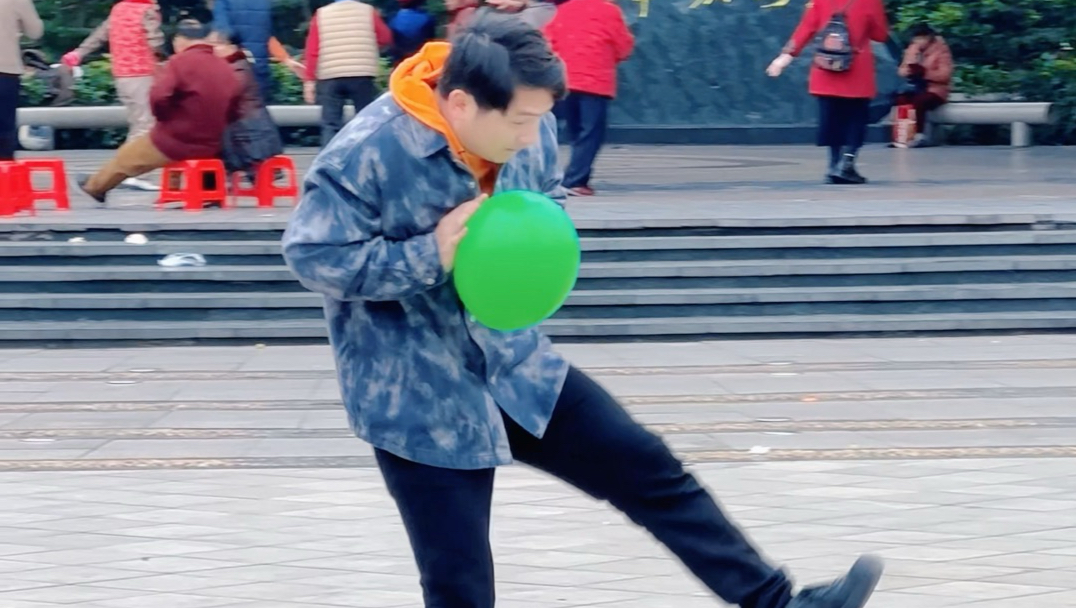 这气球也太黏手了