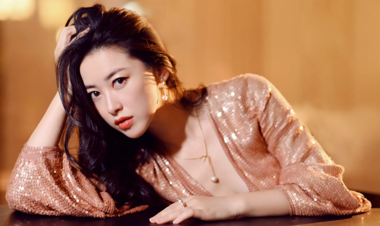 朱珠陪老公练马术,王昀佳开心炫耀,弯腰与女儿互动好宠溺