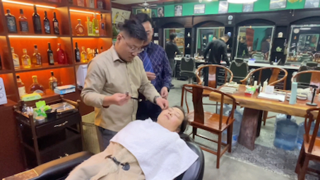 通过互联网平台传播让国内男士理发师把传统技艺老刀修面复兴起来