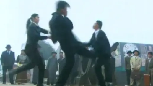 借腿踢裆 小敏这一招隔山打牛6得很