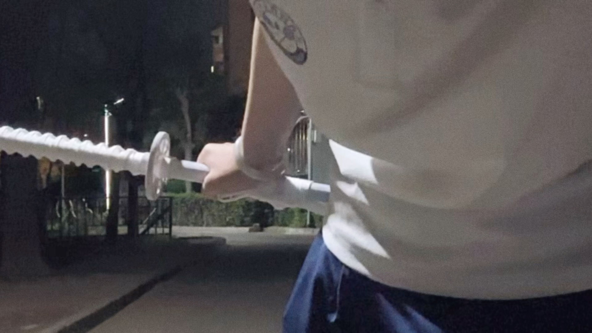 握紧你的手 不怕夜更迭