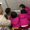爸爸在家给儿子洗澡时，三个女儿非要围上前帮忙，儿子陷入绝望