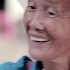 七旬老奶奶在景区卖水讨生活，因景区老外多，自学多门外语!