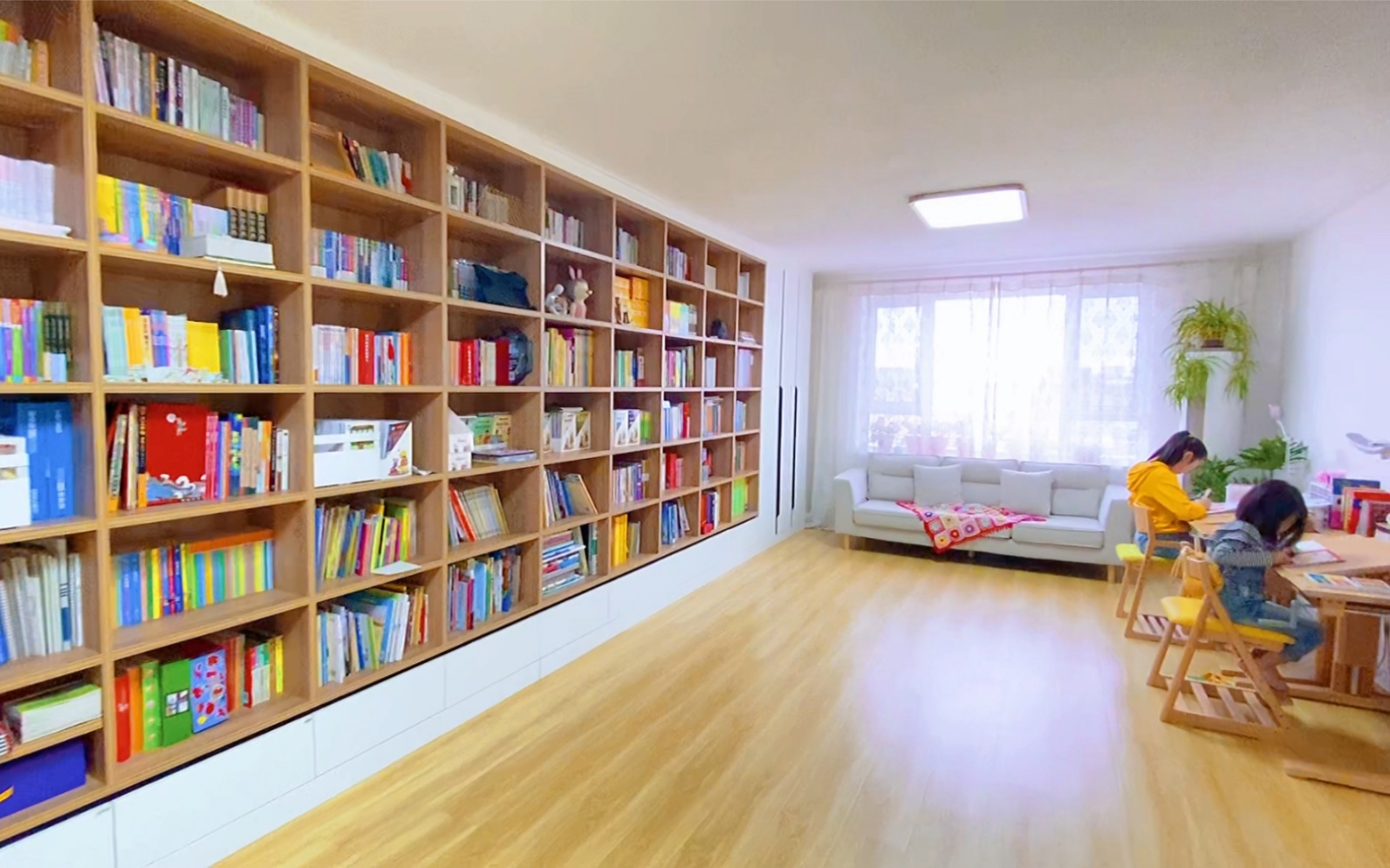 给两个女儿的客厅图书馆，9米长的书架墙，4000多本书的陪伴，没有电视的客厅，我们一起阅读，一起学习，一起成长。