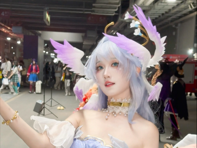 This robin's wing is so authoritative