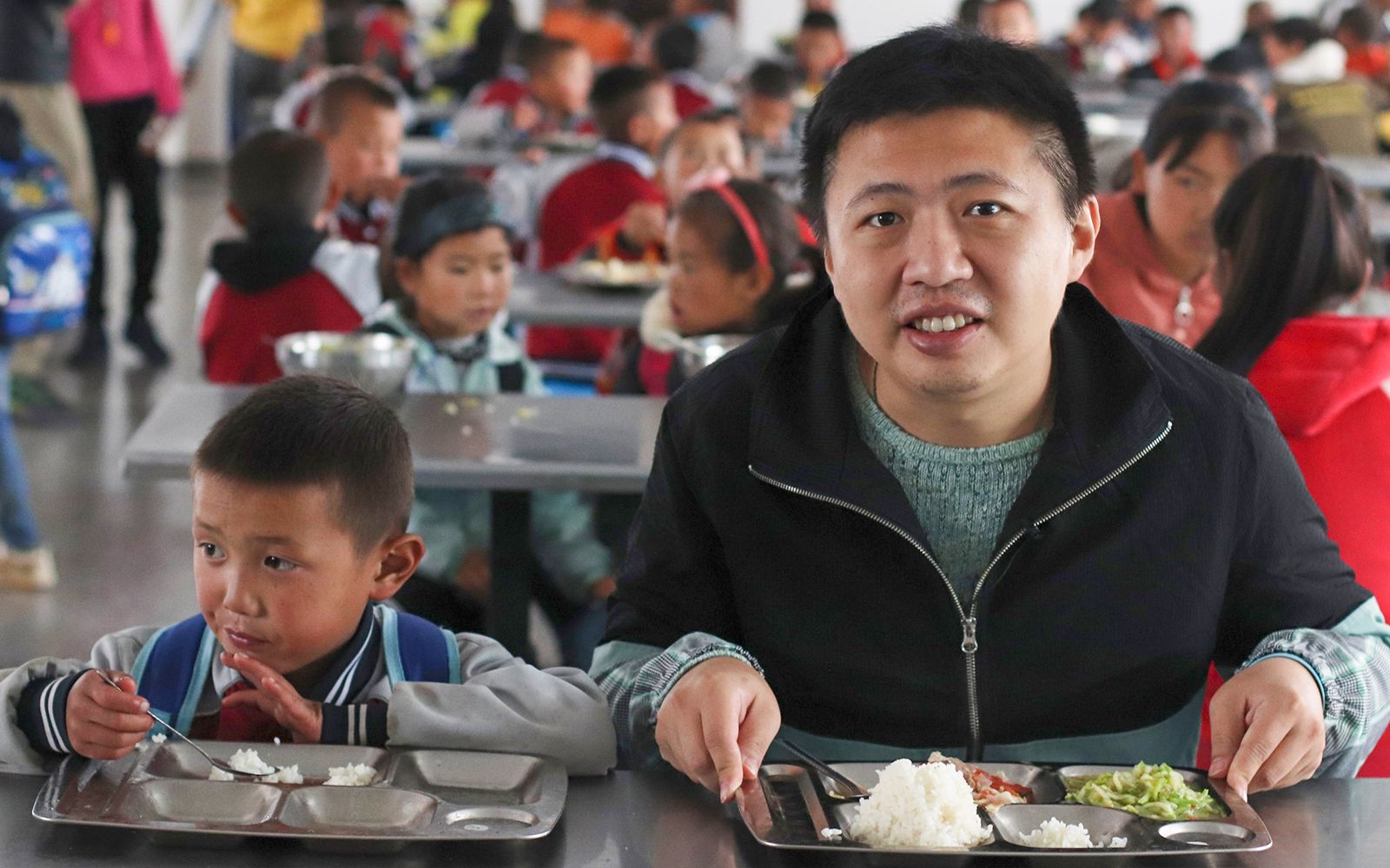 北京2300公里外的山区，这里的小学生午饭吃什么？