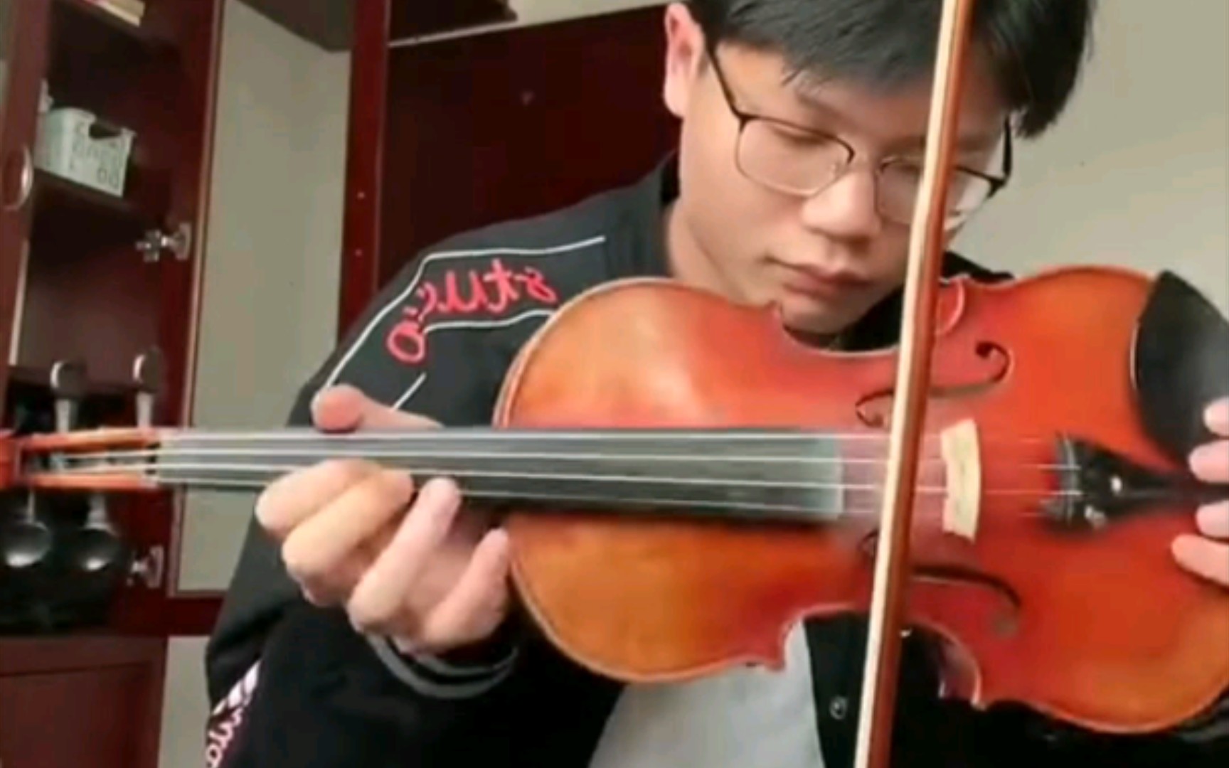 学没学过小提琴的都被侮辱了…..大哥别秀了！