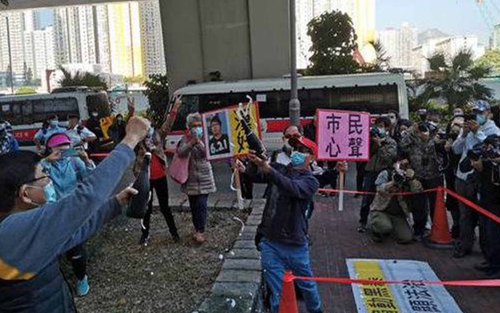 黄之锋、林朗彦、周庭被判刑！香港市民法院外开香槟庆祝