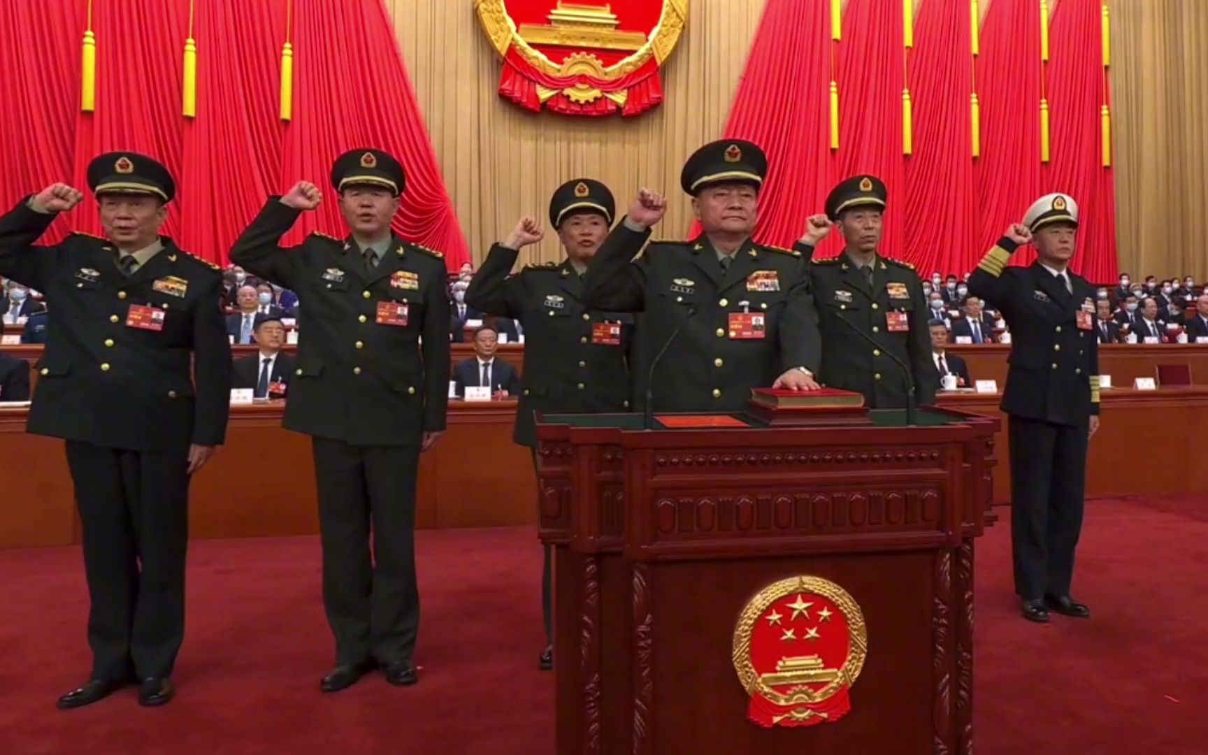 中央军委副主席、委员集体进行宪法宣誓。