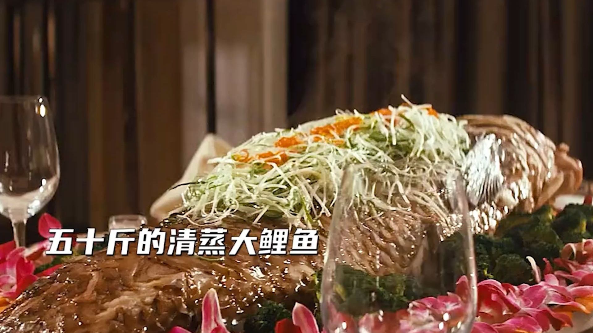 你见过五十斤的清蒸大鲤鱼吗？哈哈哥有这么多条船，运海鲜不少赚钱，非要碰毒品！《毒战》