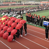 少年强则国强，初中生运动会用红伞拼出五星红旗