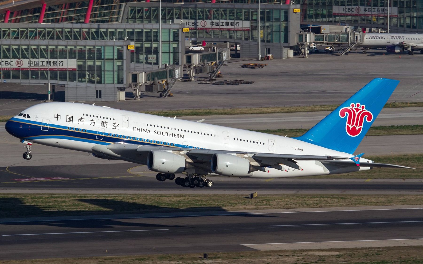 中国南方航空 空客a380客机荷兰史基埔机场平稳降落
