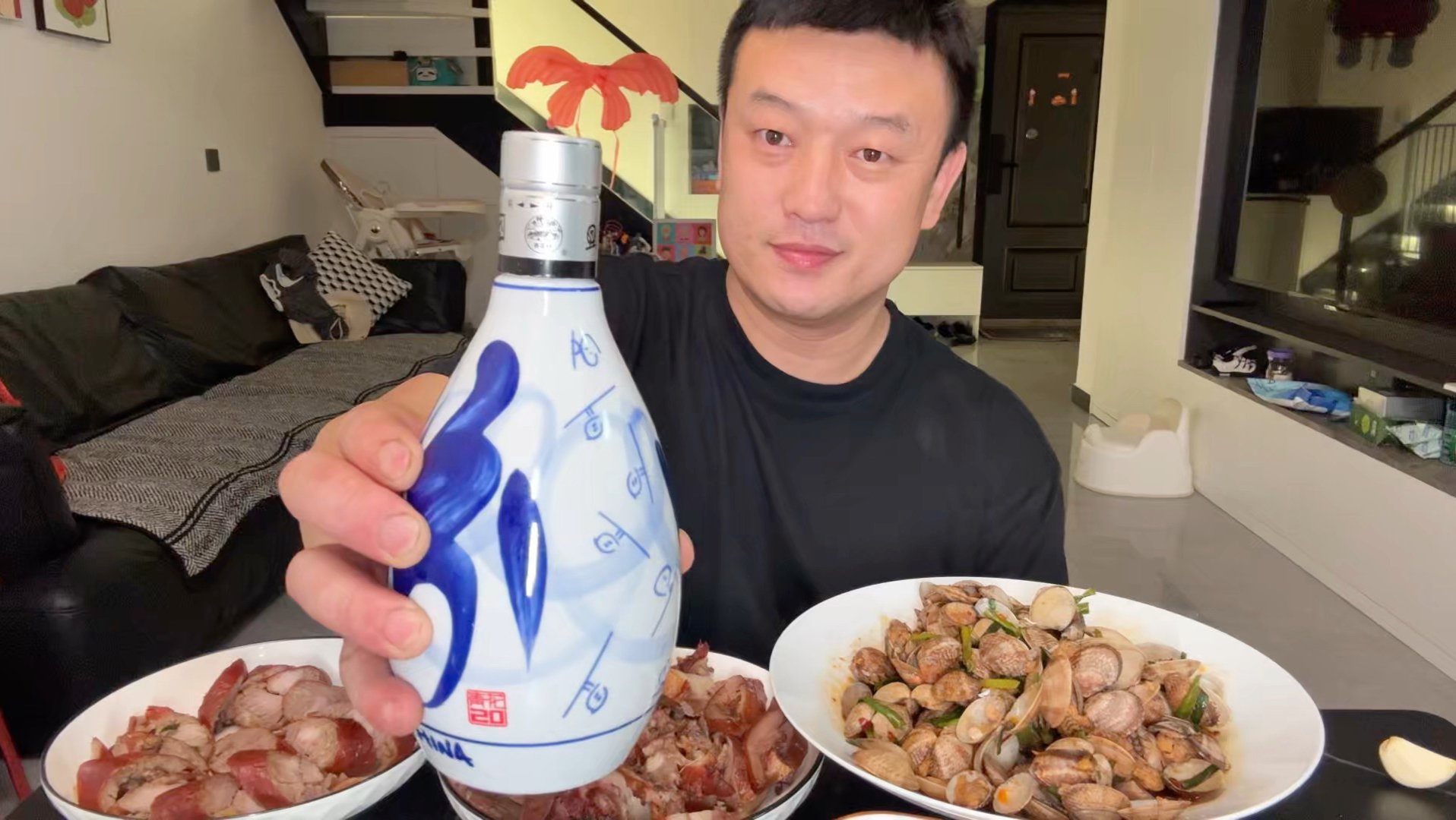 200斤牛马烧烤工忙碌一天凌晨下班后到家，小酒配小菜，解乏得劲