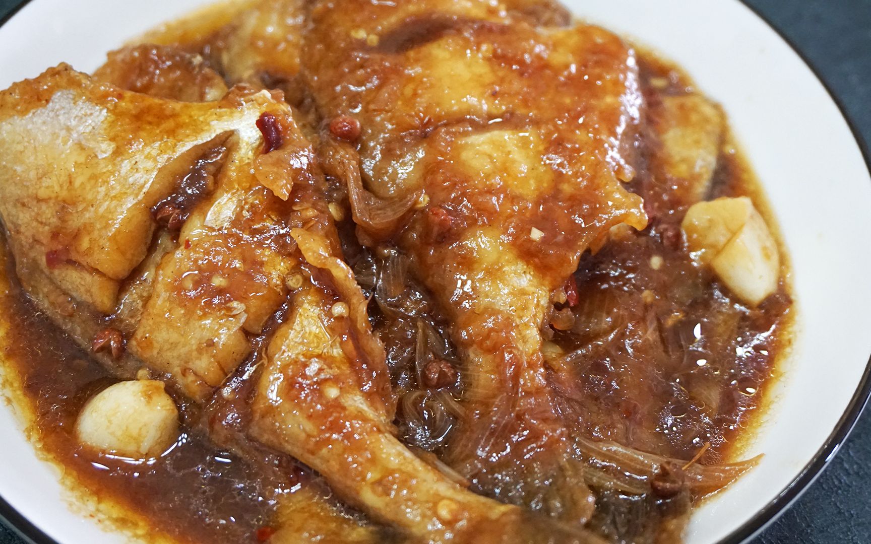 用海盐腌出的香煎剥皮鱼肉质特鲜嫩，做法很简单，原汁原味的鲜美_哔哩哔哩_bilibili