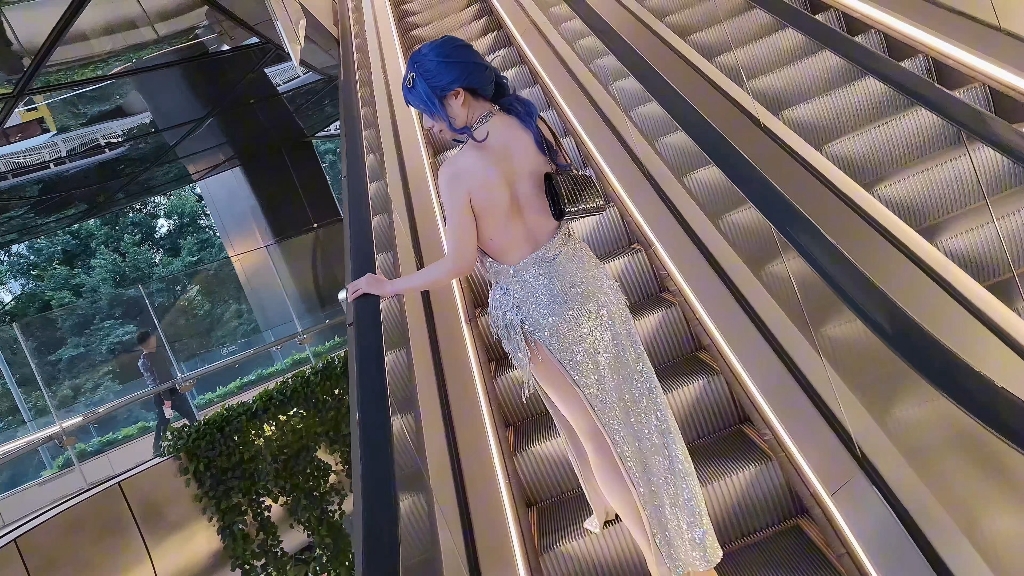 Did you hear? There's a rich girl in the harbor.
